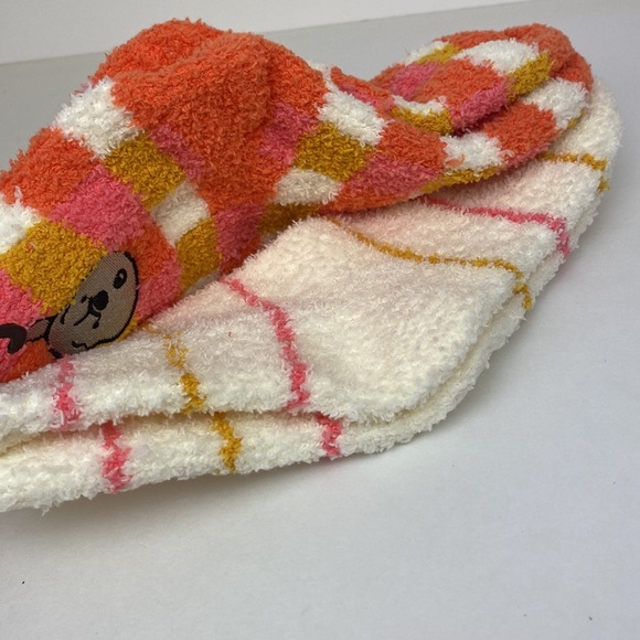 Set of 2 Winnie the Pooh socks NWT! Fuzzy, Fits womens shoe size 4-10 - Picture 6 of 12